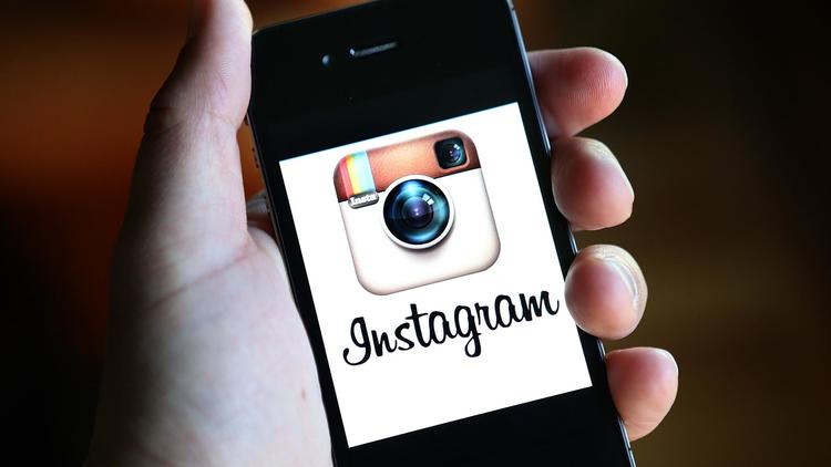 Une personne utilise l'application Instagram sur son smartphone [Justin Sullivan / Getty Images/AFP]