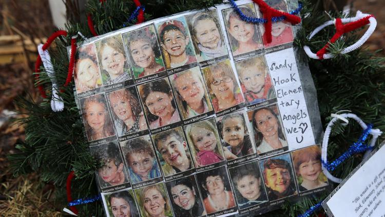 Photos des enfants victimes de la tuerie de Newtown,  le 14 janvier 2013 dans un mémorial près de l''école, dans le Connecticut