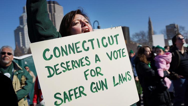 Une personne manifeste pour demander un durcissement des lois sur les armes à feu dans le Connecticut, le 14 février 2013 à Hartford [Spencer Platt / Getty Images/AFP/Archives]