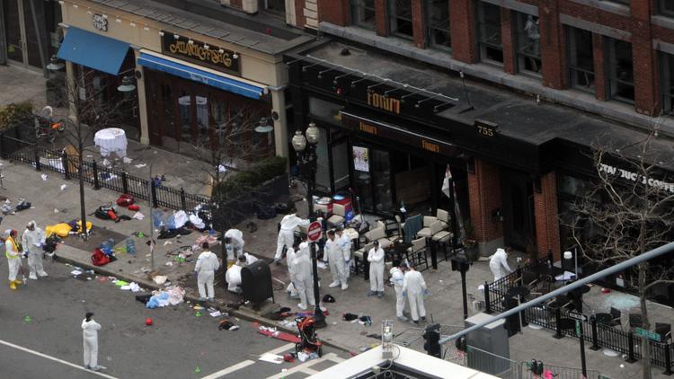 Des enquêteurs sur le site de l'attentat rue Boylston le 16 avril 2013 sur le parcours du marathon de Boston [Darren Mccollester / Getty Images/AFP/Archives]