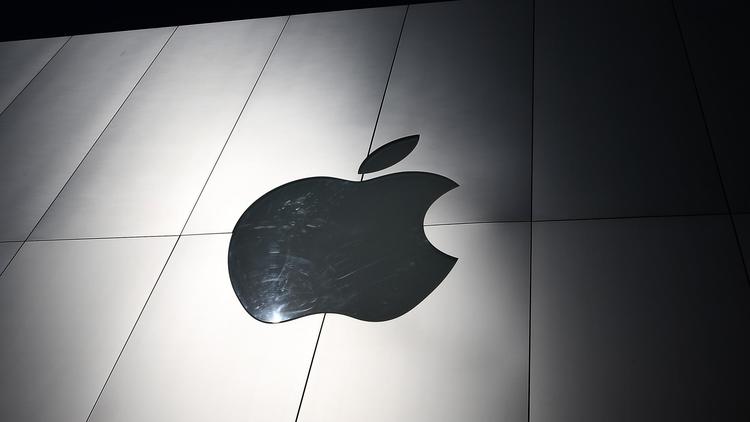 Le logo d'Apple sur la façade d'un magasin du groupe, en avril 2013 à San Francisco [Justin Sullivan / Getty Images/AFP/Archives]