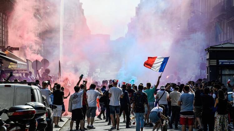 Face à la foule, la préfecture de police de Paris a décrété l'interdiction de circulation dans une grande partie de la ville.