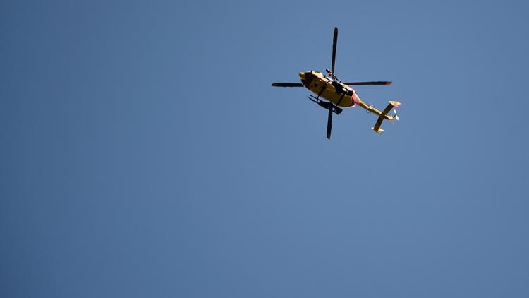 Un hélicoptère de la sécurité civile a été engagé sur les lieux (illustration). 