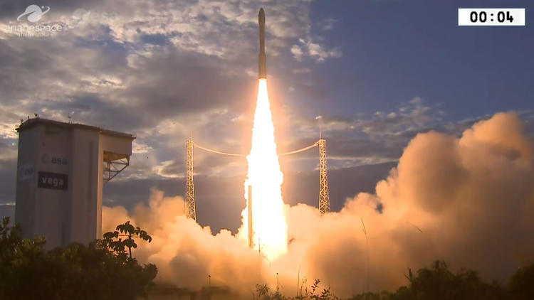 Lancement d'une fusée Ariane depuis la Guyane.