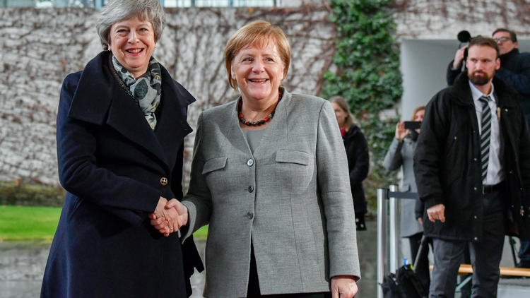 Theresa May et Angela Merkel, rares dirigeantes d'États dans le monde
