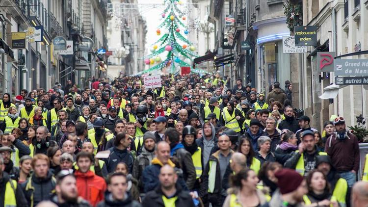 Des gilets jaunes manifestant à Nantes (Loire-Atlantique) le samedi 22 décembre, pour le sixième week-end de mobilisation consécutif. 