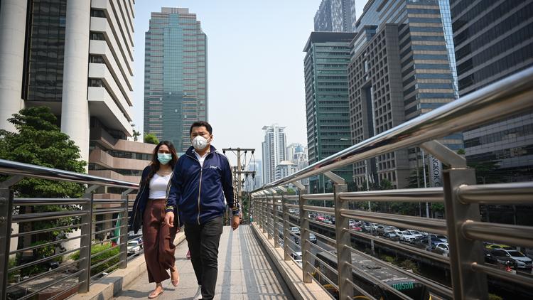 Les habitants utilisent des masques pour se protéger de la pollution à Bangkok