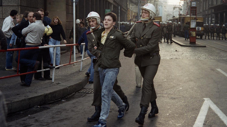 Un manifestant est arrêté le 28 octobre 1989 à Prague.