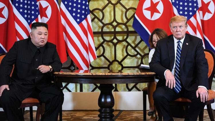Kim Jong-un et Donald Trump lors de leur second sommet à Hanoï, au Vietnam, en février dernier. 