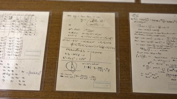 Une photo prise le 6 mars 2019 montre certaines pages du manuscrit d'Albert Einstein, actuellement exposées à l'Université hébraïque Givat Ram de Jérusalem. 