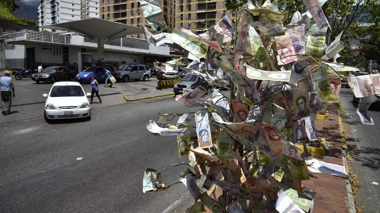 La monnaie vénézuélienne, le bolivar, ne vaut quasiment plus rien. En 2019, sa valeur face au dollar a chuté de 98,6 %.