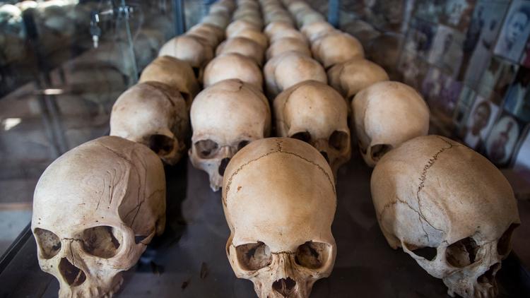 Une série de crânes alignés au musée du mémorial du génocide à Kigali.