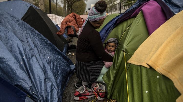 Entre 800 et 1.475 migrants viveraient à la rue en ce moment, à Paris.