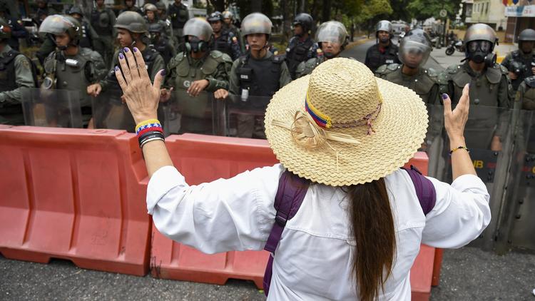 Une opposante demande aux militaires de désobéir à Maduro lors d'une manifestation à Caracas
