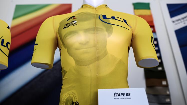 Bernard Hinault sera honoré par l'un des maillots jaunes du Tour de France