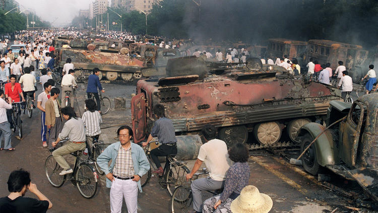 Un char brulé lors des affrontements en 1989