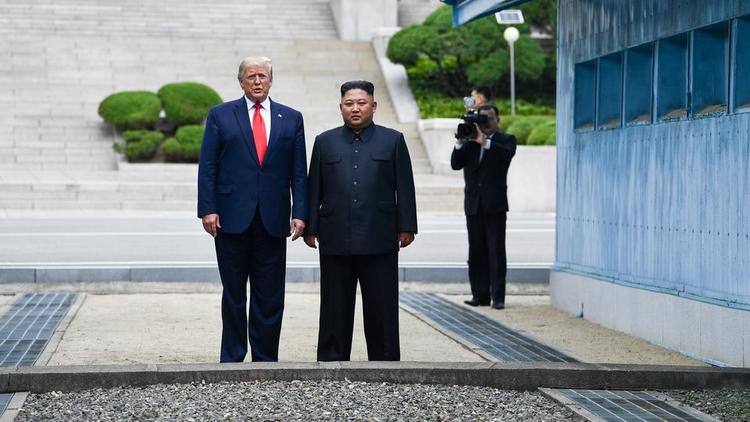 Fin juin, Donald Trump est devenu le premier président américain en exercice à poser le pied en Corée du Nord, en compagnie de Kim Jong-un, après lui avoir adressé une invitation inattendue via Twitter. 