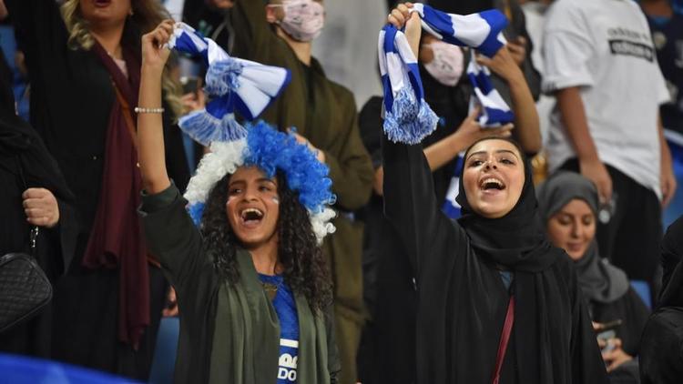 Depuis janvier 2018, les femmes ont le droit d'assister à des matchs de football dans les stades en Arabie saoudite.