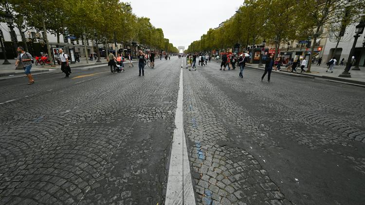 La pollution et le bruit ont été nettement diminués dimanche sur les Champs-Elysées notamment.