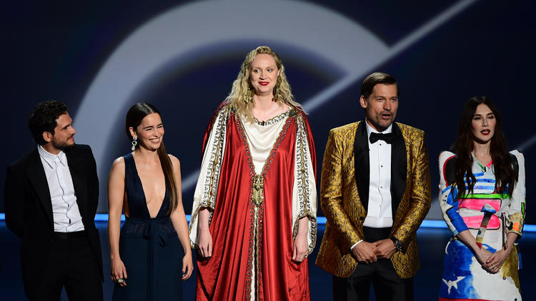 Durant les Emmy Awards, Gwendoline Christie, alias Brienne de Torth dans Game of Thrones, arborait une toge blanche et une cape rouge ornée de broderies dorées.