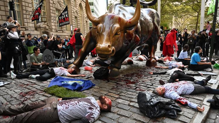 A New York, certains militants se sont allongés au sol dans du faux sang.