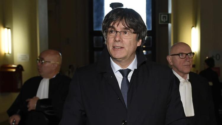 Les demandes d’extradition émises par l’Espagne visant Carles Puigdemont, ex-président de la Catalogne, et deux autres indépendantistes catalans, vont être examinées ce lundi par la justice belge.