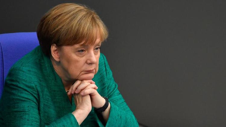 L'avenir d'Angela Merkel à la tête de l'Allemagne est remis en question par l'élection à la tête de son allié gouvernemental du SPD de dirigeants critiques envers cette alliance.