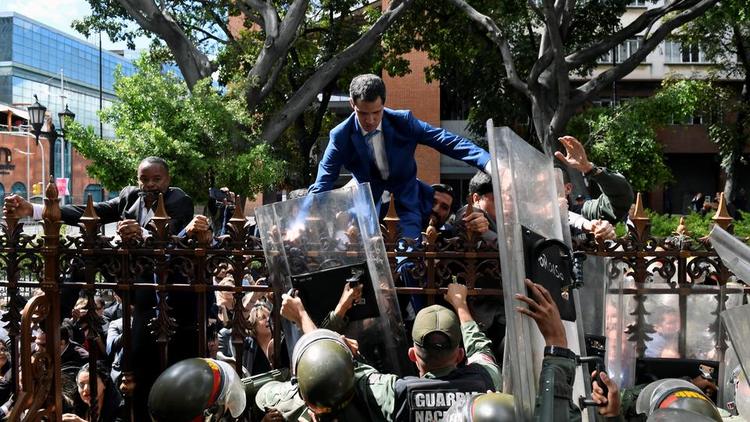 Juan Guaido qui tente d'accéder, sans succès, au Parlement