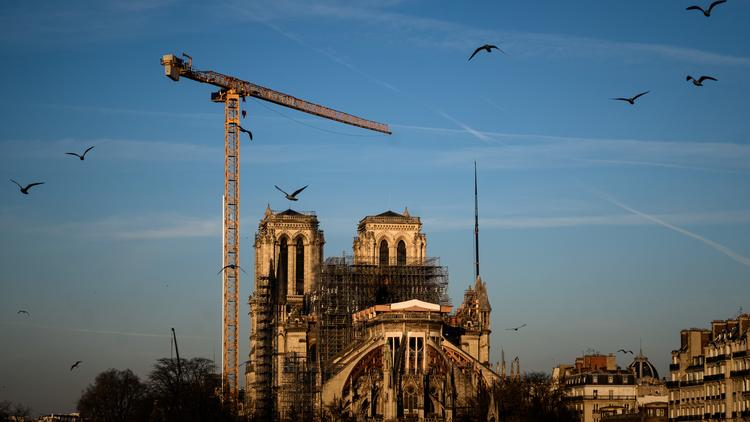 L'hypothèse criminelle n'est pas privilégiée dans l'enquête sur l'incendie de Notre-Dame de Paris, survenu le 15 avril dernier.