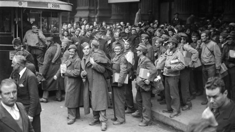L’escape game propose aux joueurs de se mettre dans la peau des «Malgré-nous» (ici de retour à Paris en 1945), ces soldats français incorporés de force dans l'armée nazie pendant la Seconde Guerre mondiale.