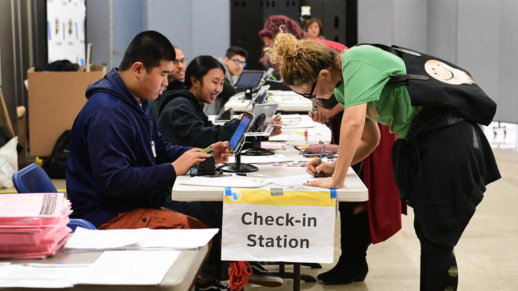 Les bureaux de vote voient de plus en plus de jeunes arriver.