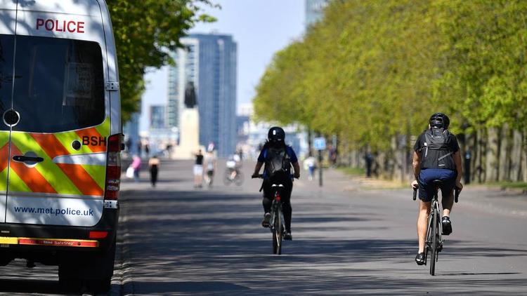 Selon les règles de confinement en vigueur au Royaume-Uni, il est autorisé de sortir pour faire de l'activité physique (courir, marcher ou faire du vélo par exemple) une seule fois par jour.