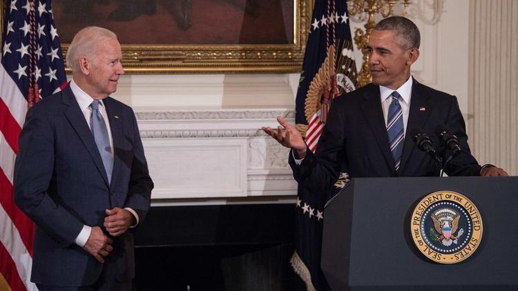 L'ancien président des Etats-Unis Barack Obama (à droite) a officialisé mardi son soutien à son ex-vice-président Joe Biden (à gauche) pour la présidentielle de novembre prochain. 