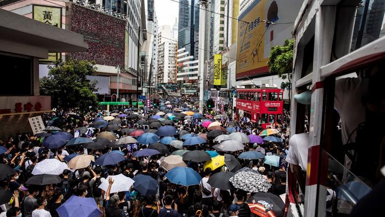 Les parapluies, symboles de contestation, sont de retour dans les rues