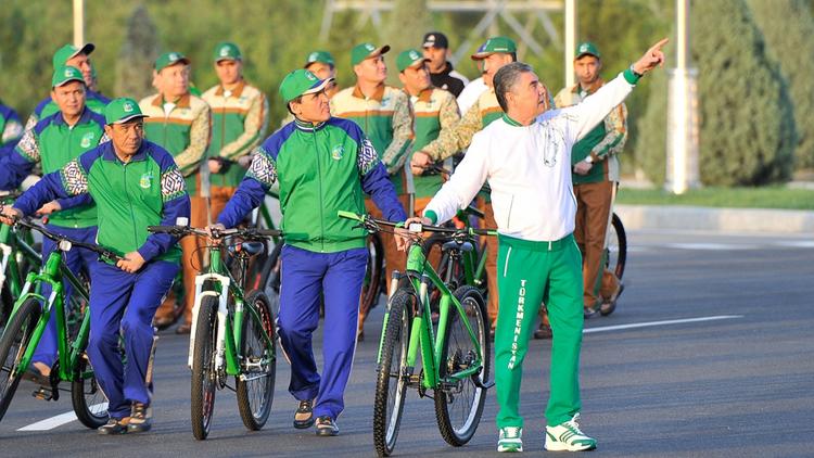 Le président du Turkménistan, Gurbanguly Berdymukhamedov, lors de la parade à vélo du 3 juin 2020.