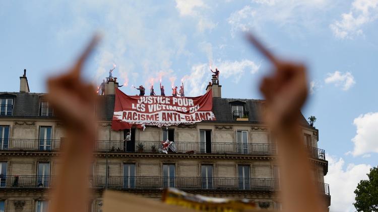 Le 13 juin à Paris, place de la République, des membres de Génération Identitaire ont déployé cette banderole lors de la manifestation contre le racisme et les violences policières.