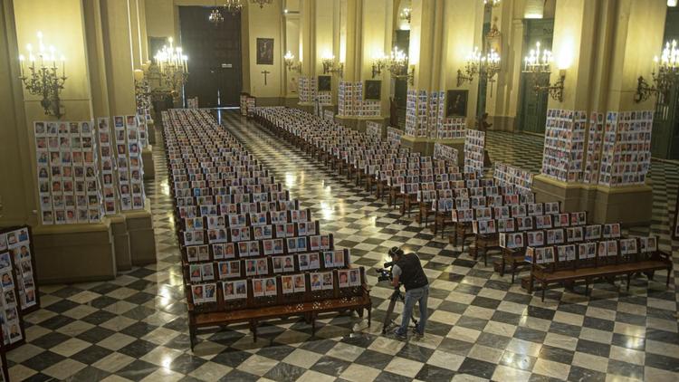 Plus de 5000 portraits ont été accrochés aux bancs de la cathédrale. 