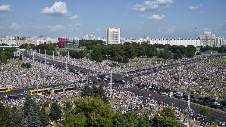 Plusieurs milliers de personnes se sont réunies le long de l'avenue de l'Indépendance, à Minsk, en Biélorussie.