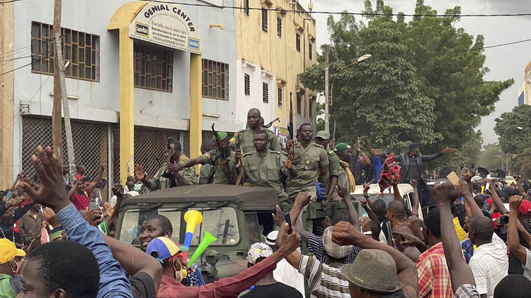 Des militaires dans les rues de Bamako, le 18 août.