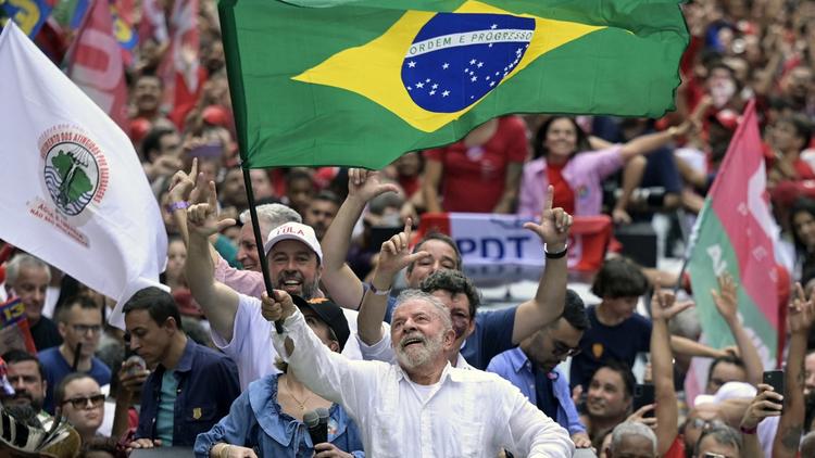 L'ancien président de gauche Lula conserve sa place de favori dans les sondages