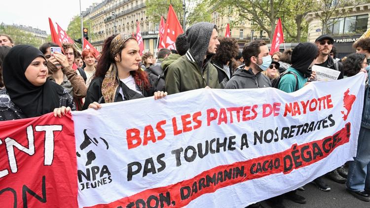 Plusieurs milliers de personnes, dont de nombreux sans-papiers, ont défilé samedi à Paris et dans d'autres villes françaises contre la loi immigration portée par le ministre de l'Intérieur Gérald Darmanin, et contre l'opération sécuritaire "Wuambushu" à Mayotte.