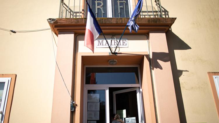 La façade de la mairie de Longeville-sur-Mer (Vendée) a été la cible de tirs de chevrotine.