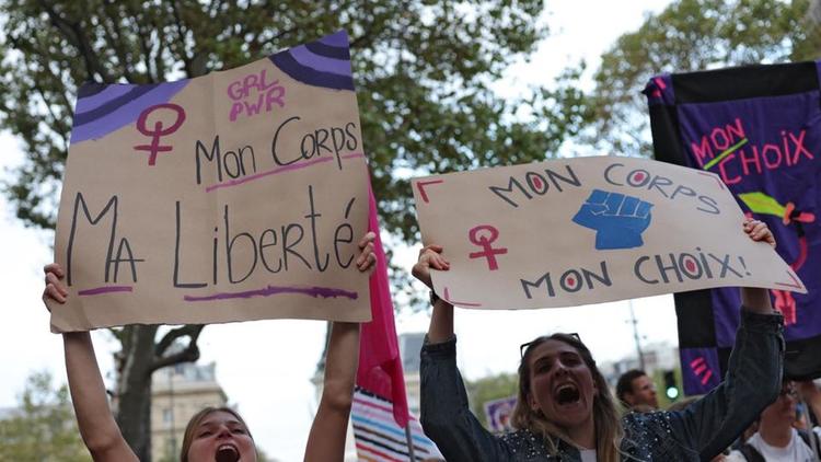 De nombreuses femmes et militantes féministes réclament la liberté de choisir ou non de faire des enfants 
