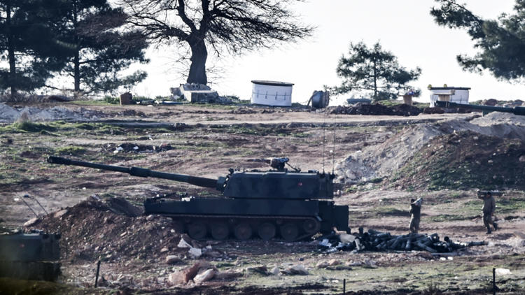 Un canon de l'armée turque bombarde les positions kurdes de l'autre côté de la frontière.