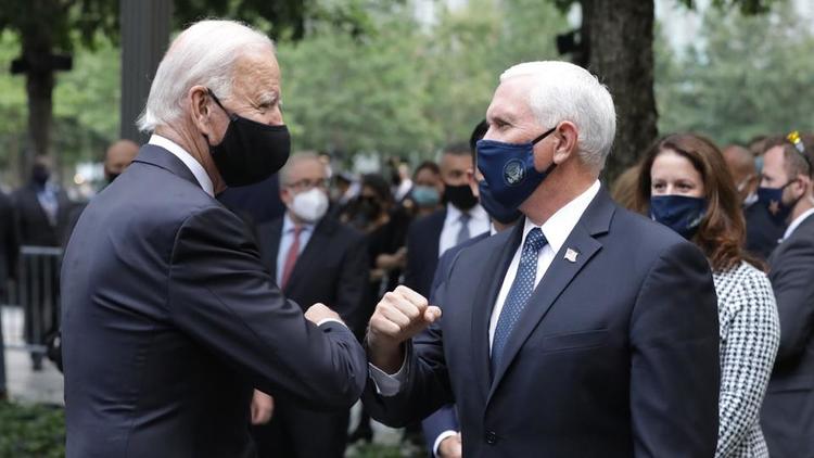 Joe Biden (à gauche) et Mike Pence (à droite) se feront tous deux vacciner en public. 
