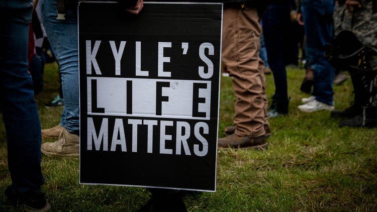 Kyle Rittenhouse est inculpé pour meurtre, mais est soutenu par des américains qui plaident pour la légitime défense. 