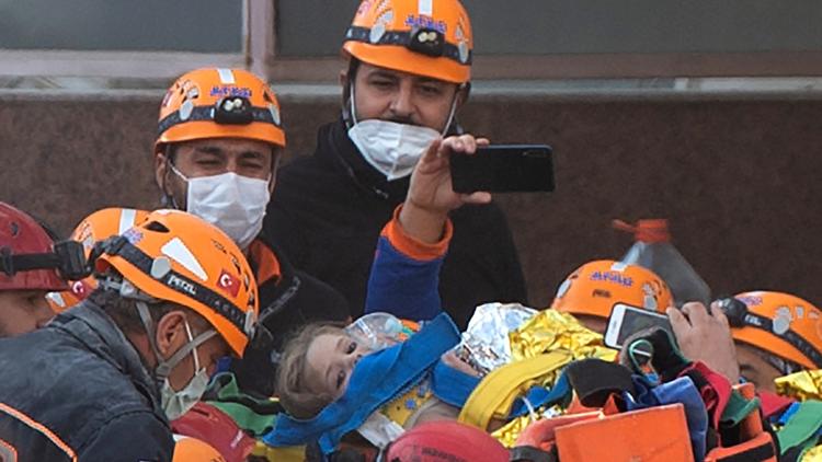 Les secouristes sortent des décombres d'un bâtiment Ayda Gezgin, une fillette de 4 ans, 91 heures après son effondrement lors d'un tremblement de terre de magnitude 7,0, dans le district de Bayrakli à Izmir, le 3 novembre 2020. 