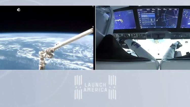 Cette capture vidéo de la NASA TV montre la mission SpaceX Crew-1 de la Nasa à bord du SpaceX Crew Dragon, alors qu'il s'approche de la Station spatiale internationale avec la Terre visible au loin, le 16 novembre 2020. 