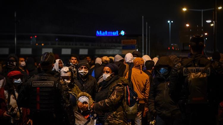 Les forces de l'ordre ont entamé mardi matin l'évacuation d'un vaste campement de migrants situé à Saint-Denis.