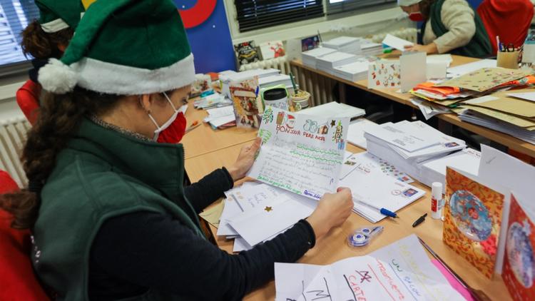 Les enfants peuvent envoyer leur lettre au Père Noël par voie postale ou numérique